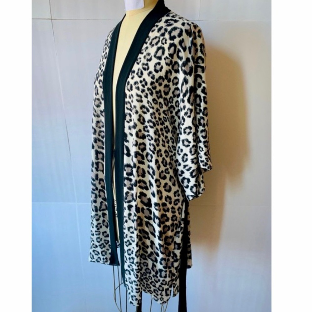 L🔥New Victoria Secret Leopard Print Robe🔥 - Picture 6 of 10